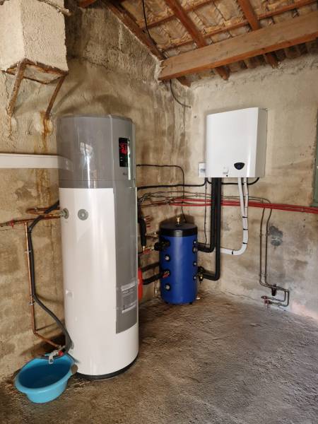 Voici l'installation d'une Pompe A Chaleur ARISTON  Nimbus 90S  en remplacement d'une Chaudière à Cadenet dans le Vaucluse 